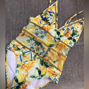 Nova Swim XS sexy Floral Yellow 1 Piece Swimsuit two mesh panels in middle EUC